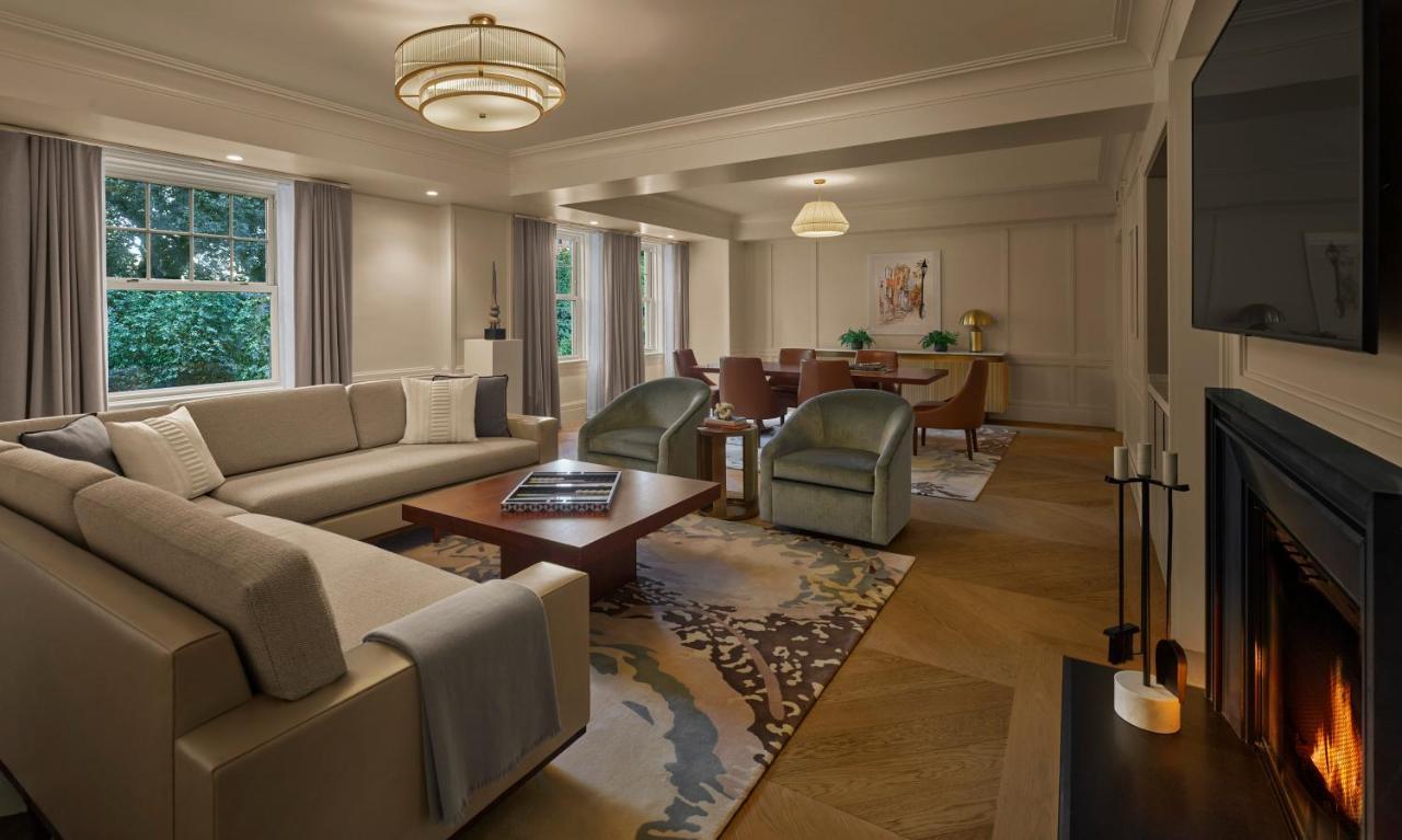 מלון The Newbury בוסטון מראה חיצוני תמונה The living room of a three-bedroom suite