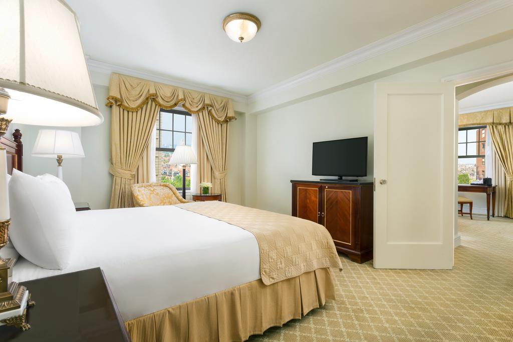 מלון The Newbury בוסטון מראה חיצוני תמונה A bedroom at The Ritz-Carlton, Boston