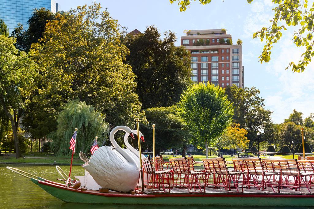 מלון The Newbury בוסטון מראה חיצוני תמונה Swan boats at the Public Garden